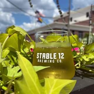 Just peachy ☺️ 🍑NEW 🍑 Farmhouse Peach Cider from @stoneandkeycellars! Available